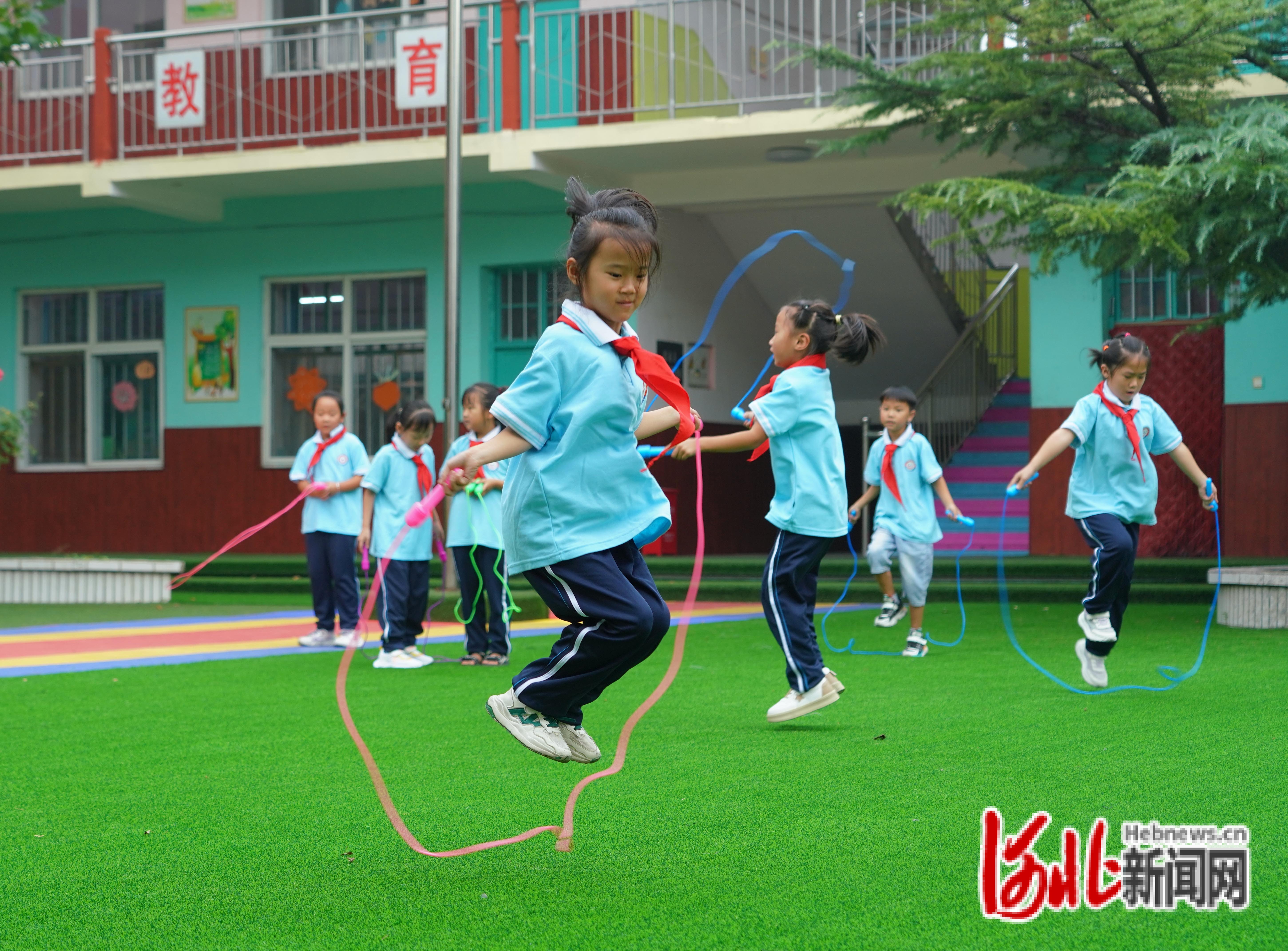 图为临城县赵庄乡李家坪小学学生在练习跳绳。