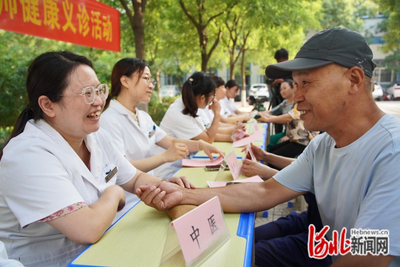 图为临城县人民医院医护人员在县第二中学为教师进行健康检查。