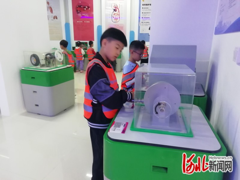 10月5日，小学生在临城县科技馆体验科技带来的乐趣。   王如俊 摄
