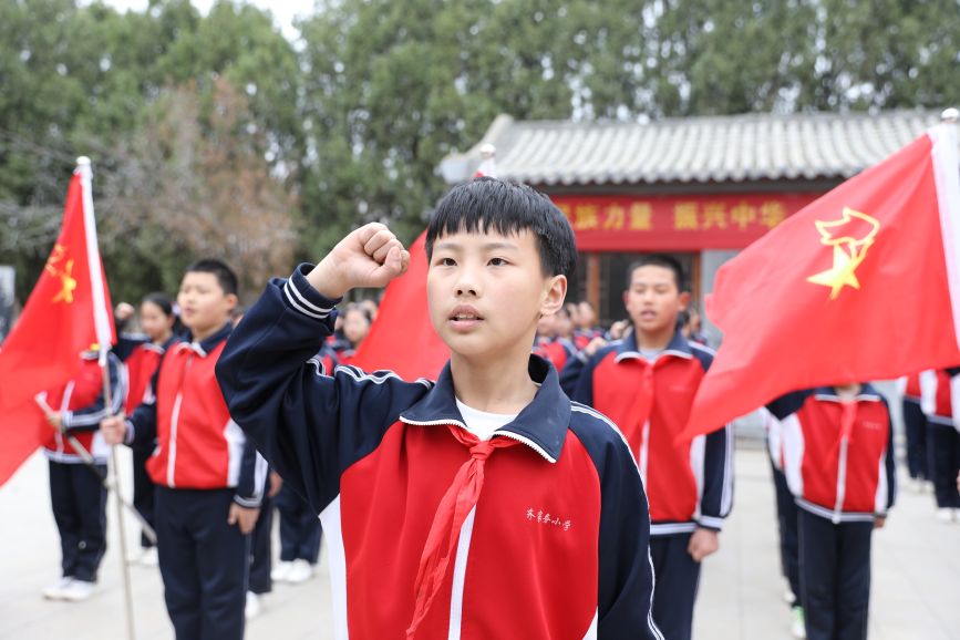 4月1日，沧县齐家务小学学生在少先队旗前宣誓。田博摄