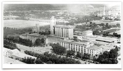 20世纪70年代航拍的华北制药厂和石家庄街景。 李玉章 宋克章摄（本报资料照片）.jpg