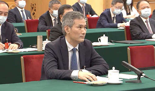 全国人大代表,湖北省十堰市太和医院党委书记、院长罗杰向总书记做汇报。