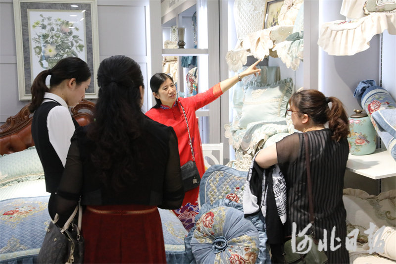 客商在布艺企业展厅挑选产品.jpg