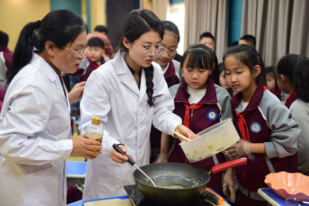 4月24日，滄州市車站小學舉辦“中藥傳統蜜丸制作”中醫文化實踐活動，中醫師在演示拌粉。