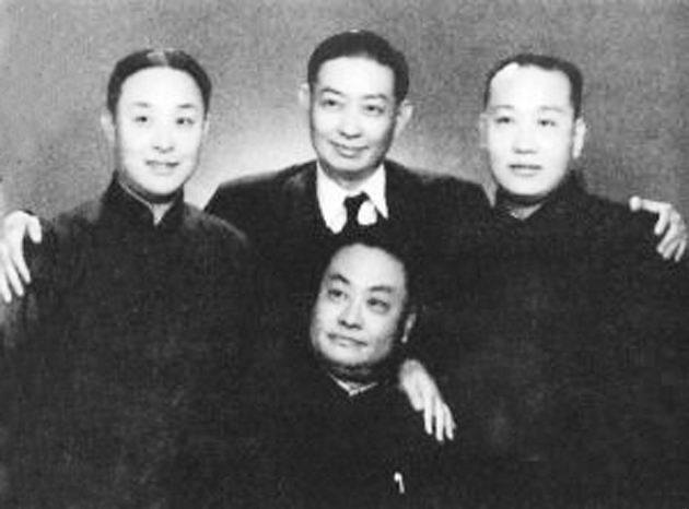 图为“四大名旦”合影。左一为尚小云，右一为荀慧生。