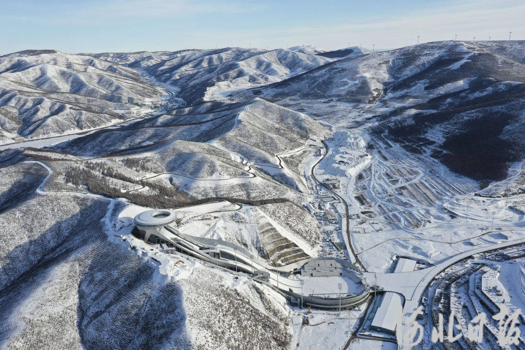 经济日报头版头条报道河北张家口冰雪产业后冬奥经济谱新篇