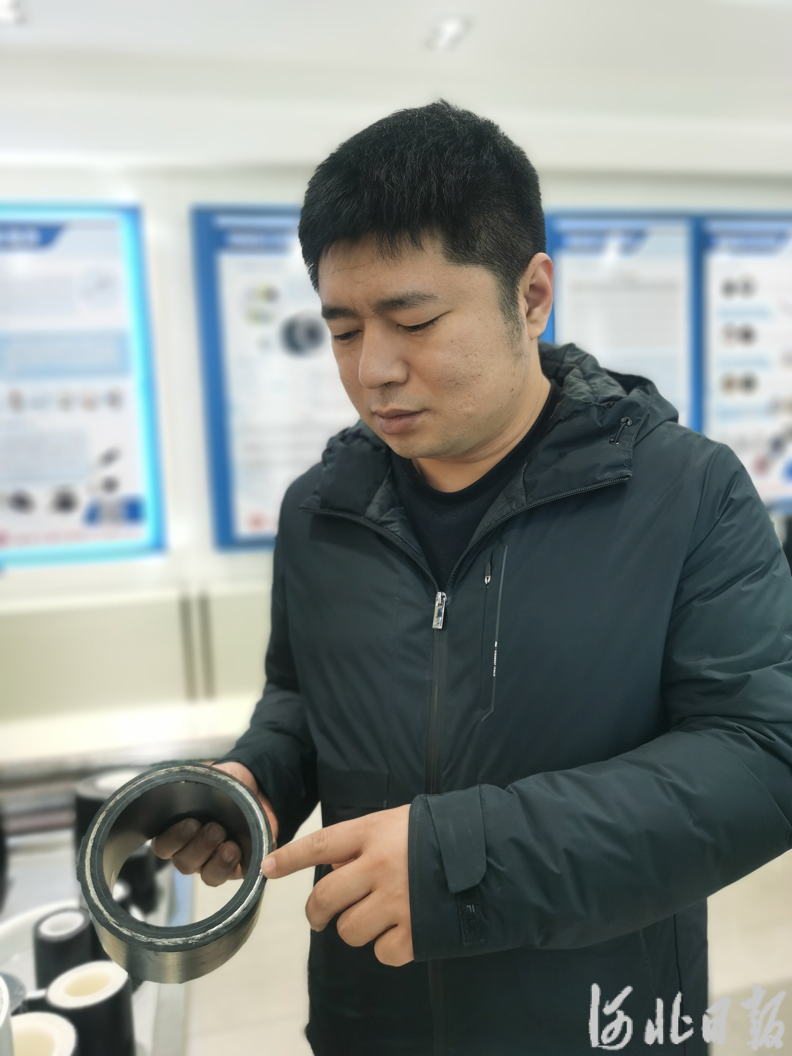 3月8日,河北宇通特种胶管有限公司总经理赵聪介绍公司推出的新产品