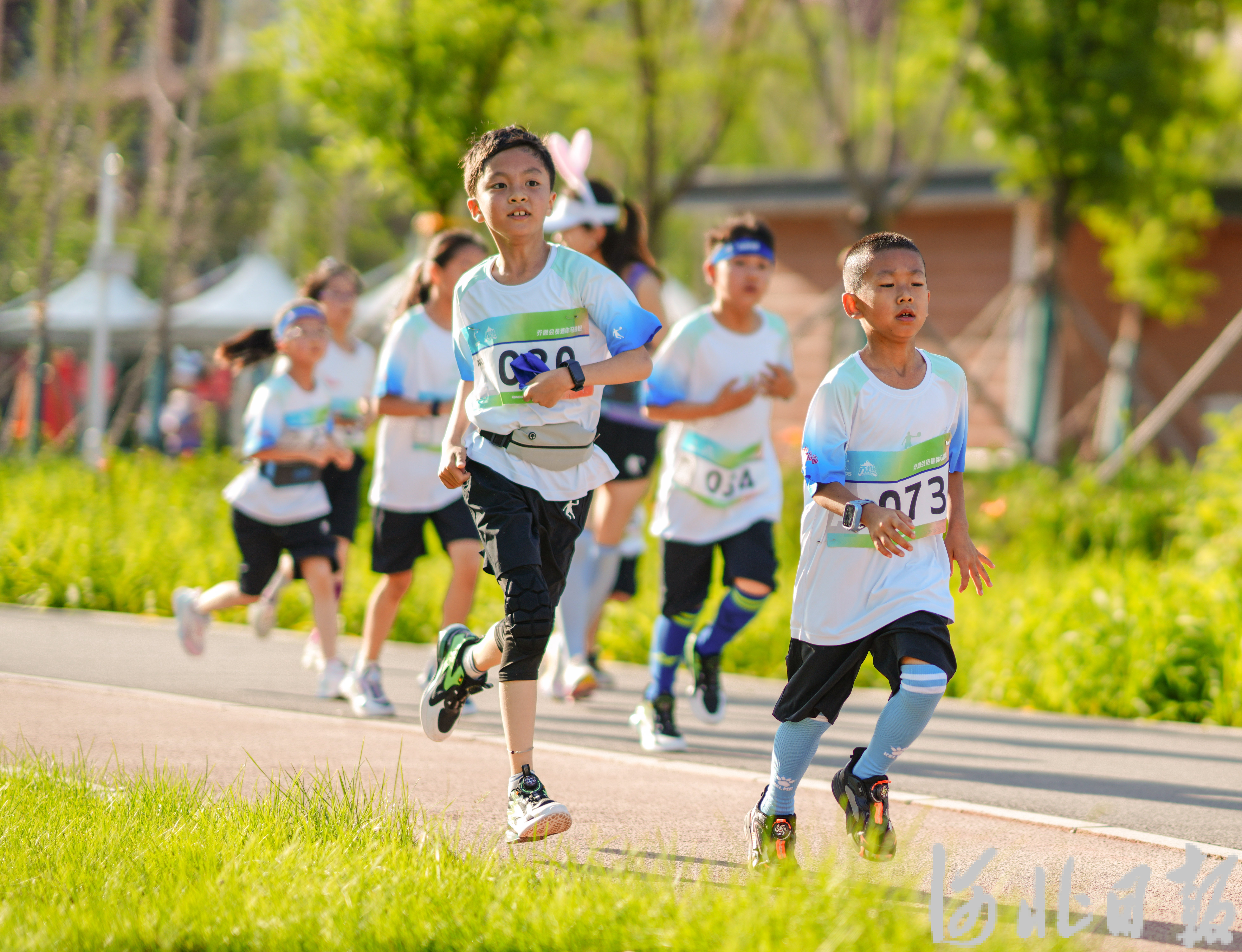 迎风奔跑的少年图片