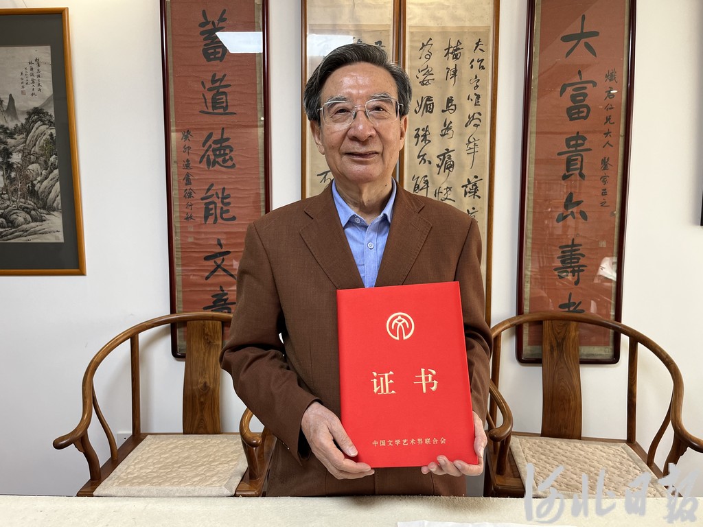 旭宇:与书法相伴是人生一种缘分(转载)(图1) 旭宇:与书法相伴是人生一种缘分(转载)(图1)