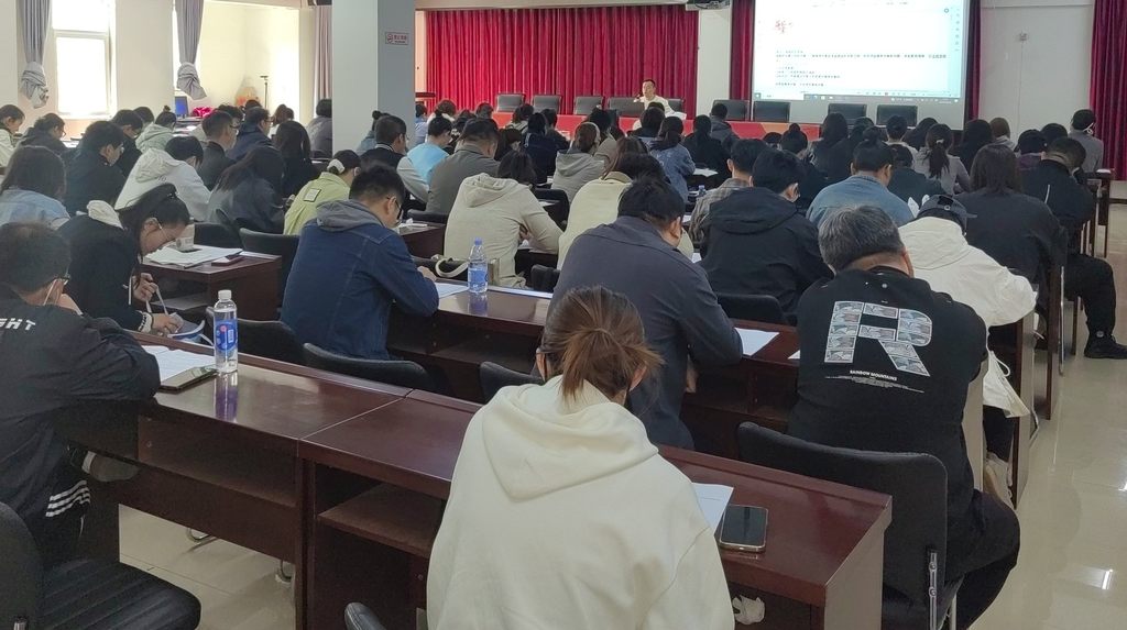 双桥开展2025年度社会工作者职业水平考前培训。