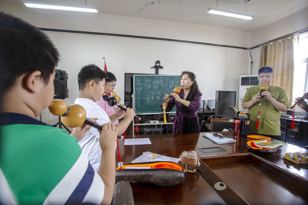 2025年7月9日，河北省邯郸市复兴区文化馆，老师在辅导孩子们学习葫芦丝演奏。4665-.jpg