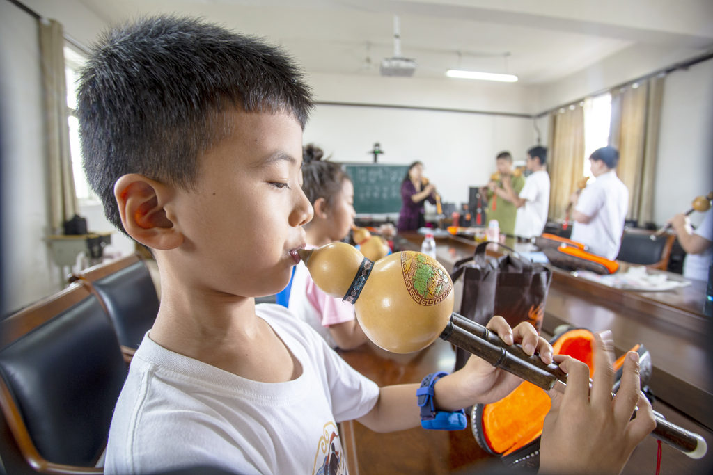 2025年7月9日，河北省邯郸市复兴区文化馆，孩子们在学习葫芦丝演奏。_4649-.jpg
