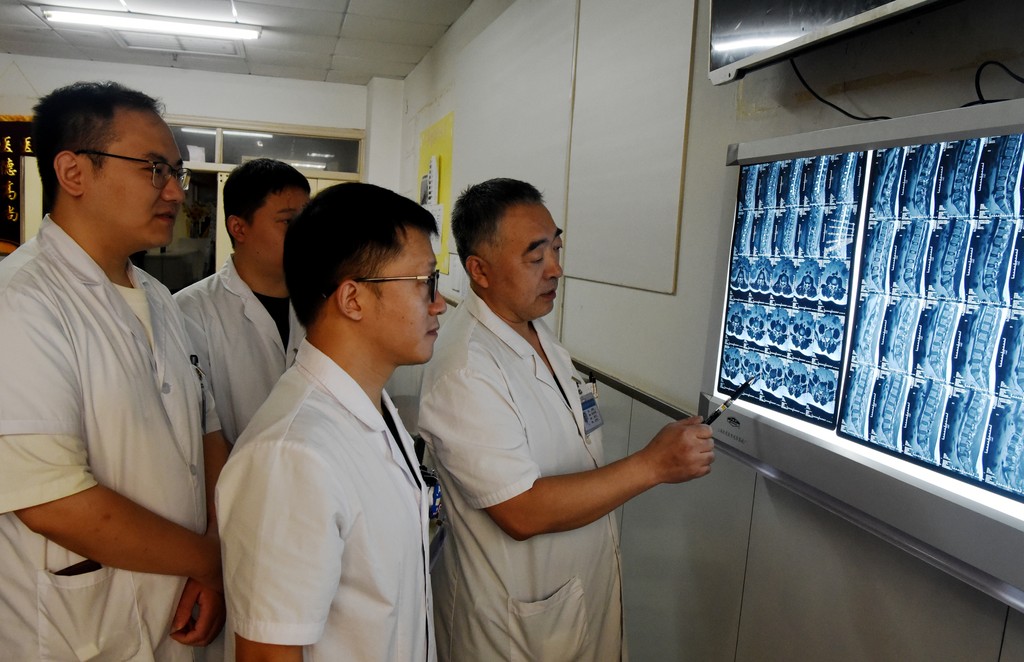 2025年8月19日，河北省石家庄市栾城区人民医院的外科医生在为患者进行会诊。 (2).jpg