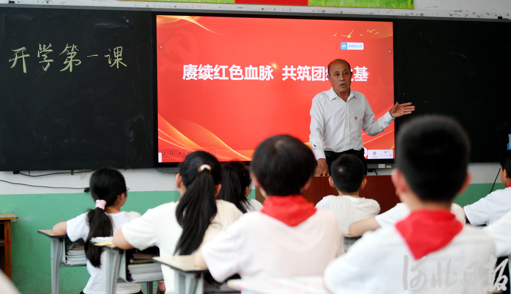 9月1日，在阜城县古城镇中心小学，王志杰向学生讲述抗战历史故事。崔贤飞 摄.JPG