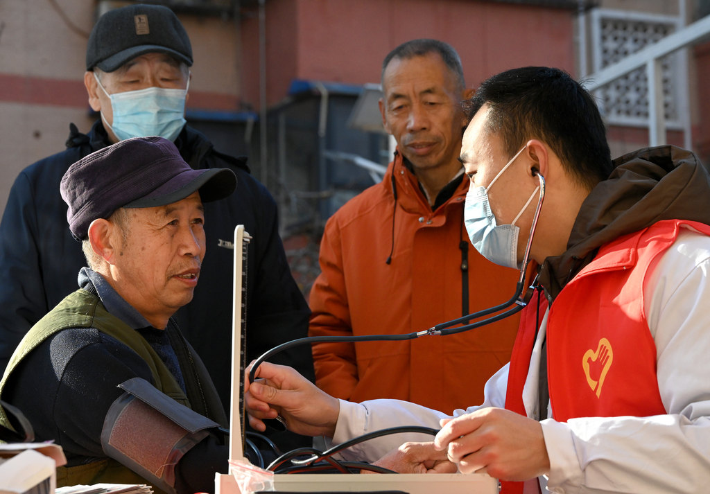12月5日，在邯郸市丛台区联纺东街道和平里社区，医疗志愿者为居民义诊。.JPG