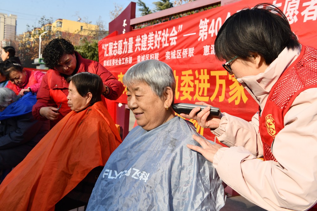 12月5日，在石家庄市栾城区惠源西区广场，志愿者为居民义务理发。 (3).jpg