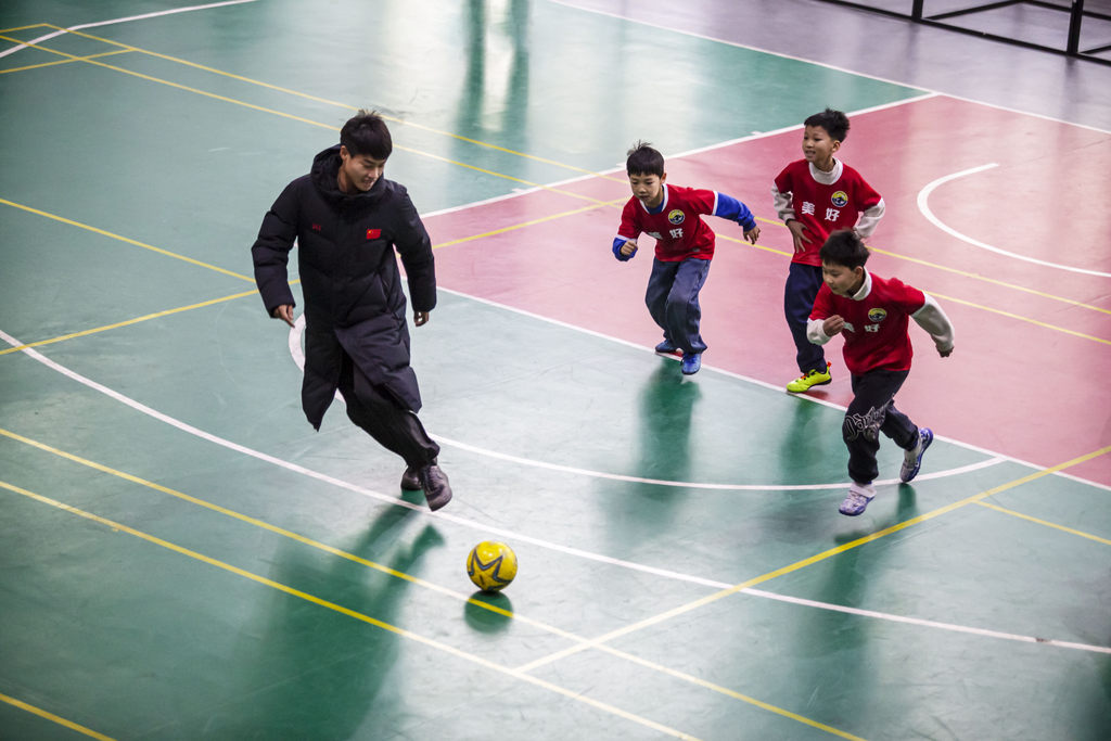2025年12月19日，河北省邯郸市复兴区美好小学校园内，“河北五超”队员为孩子们展示足球的盘带技巧。_7383-.jpg