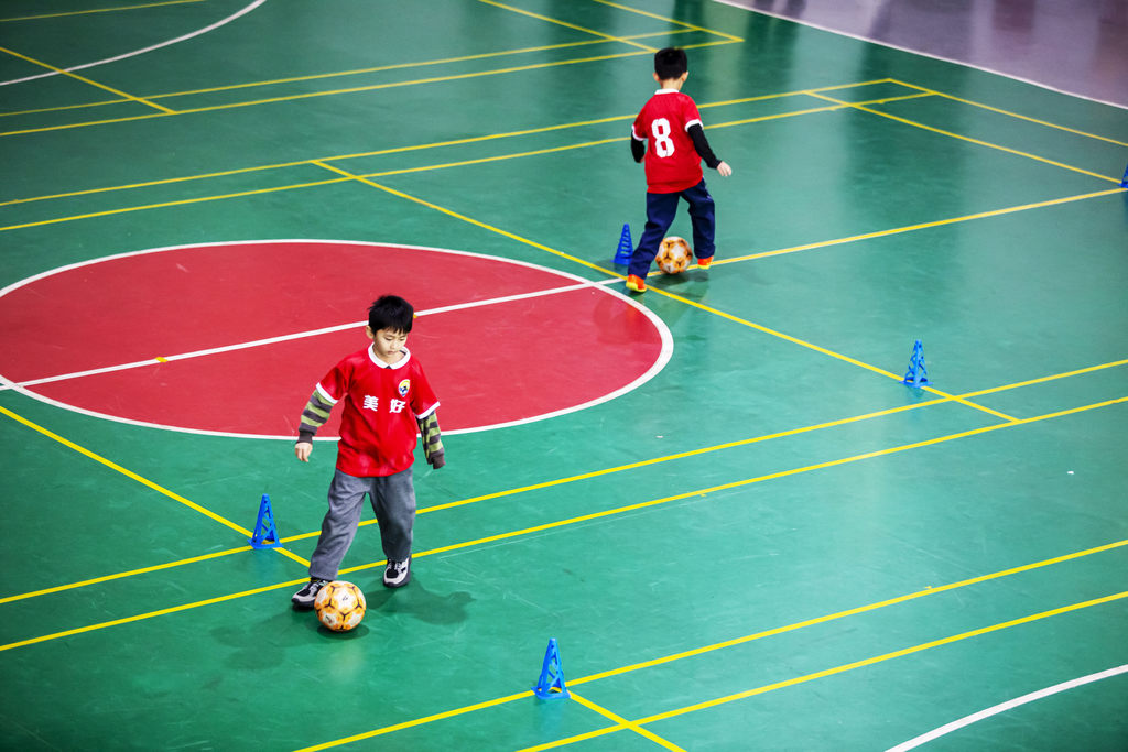 2025年12月19日，河北省邯郸市复兴区美好小学校园内，孩子们在“河北五超”队员的指导下开展足球基本功训练。_7345-.jpg