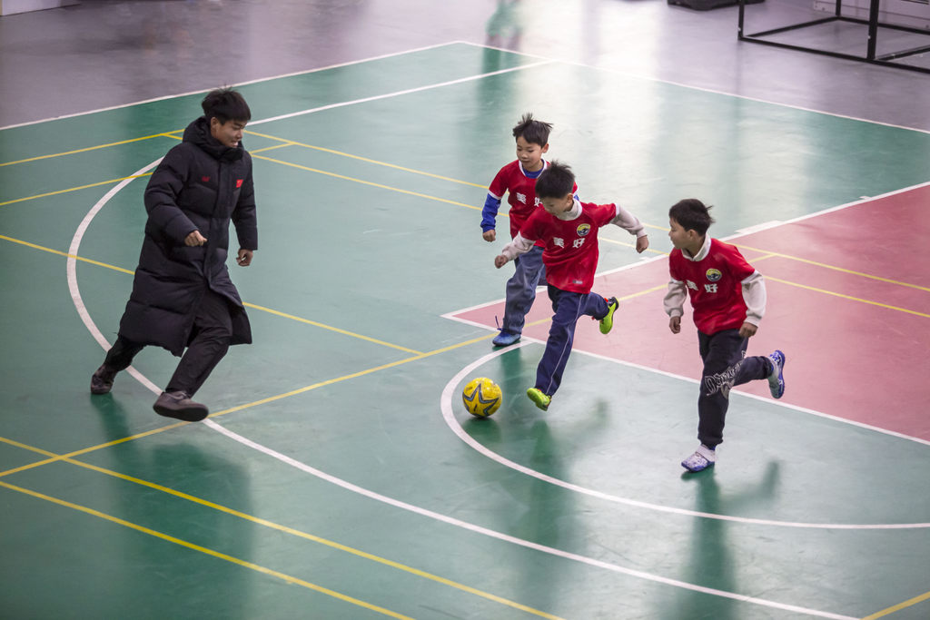 2025年12月19日，河北省邯郸市复兴区美好小学校园内，孩子们在“河北五超”队员的指导下开展足球基本功训练。_7436-.jpg