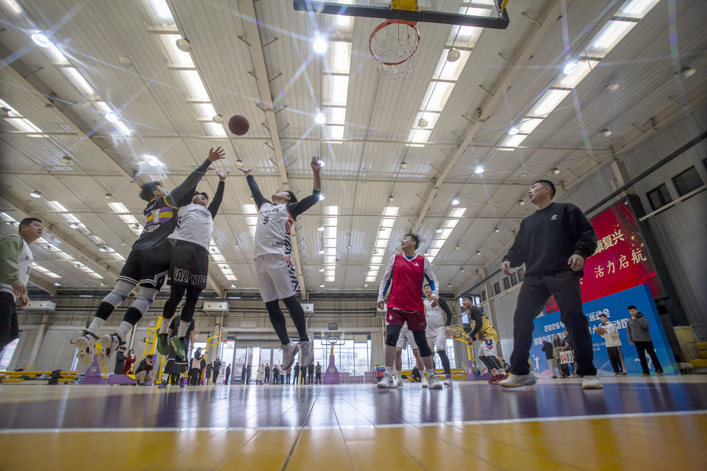 2025年12月31日，河北省邯郸市复兴区在体育公园举办了2026年元旦职工运动会暨复兴区第四届全民健身大会，图为篮球比赛现场。_8346-.jpg