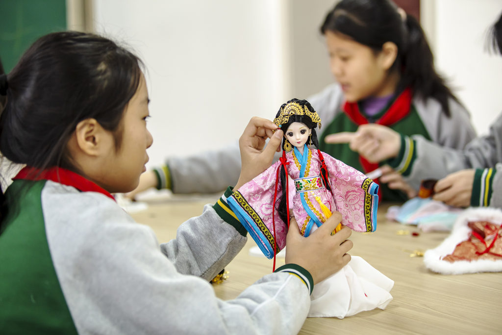 2026年1月22日，河北省邯郸市复兴区箭岭小学，孩子们在制作古装娃娃。_9449-.jpg