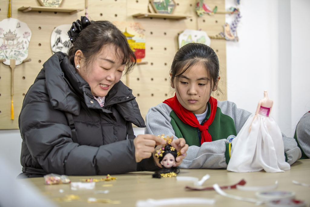 2026年1月22日，河北省邯郸市复兴区箭岭小学，非遗传承人赵雪敏指导孩子们参考传统服饰史料制作古装娃娃。_9438-.jpg
