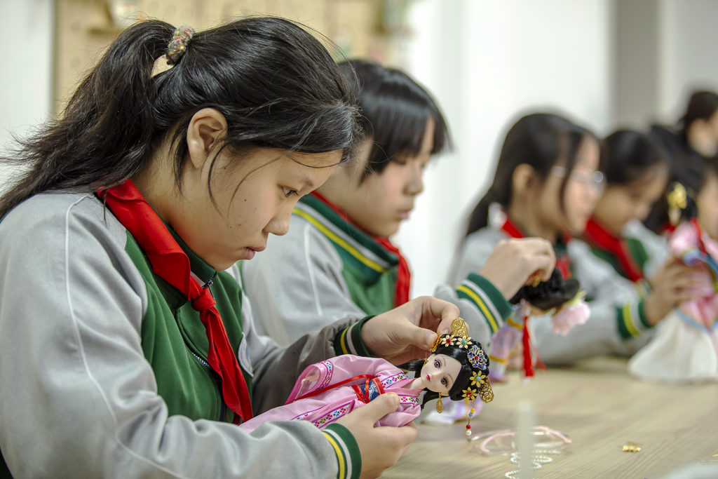 2026年1月22日，河北省邯郸市复兴区箭岭小学，孩子们在制作古装娃娃。9381-.jpg