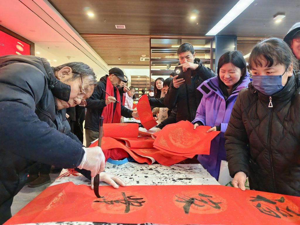 1月30日，书法家在河北省新乐市图书馆给市民写春联和福字现场。 (2).jpg