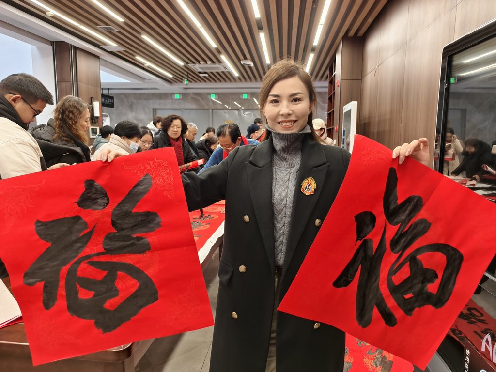 1月30日，市民在河北省新乐市图书馆展示书法家写春联和福字。.jpg