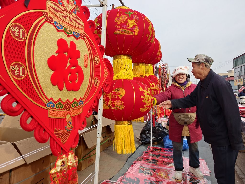 2026年2月9日，顾客在河北省新乐市化皮村集贸市场选购迎春饰品。 (3).jpg