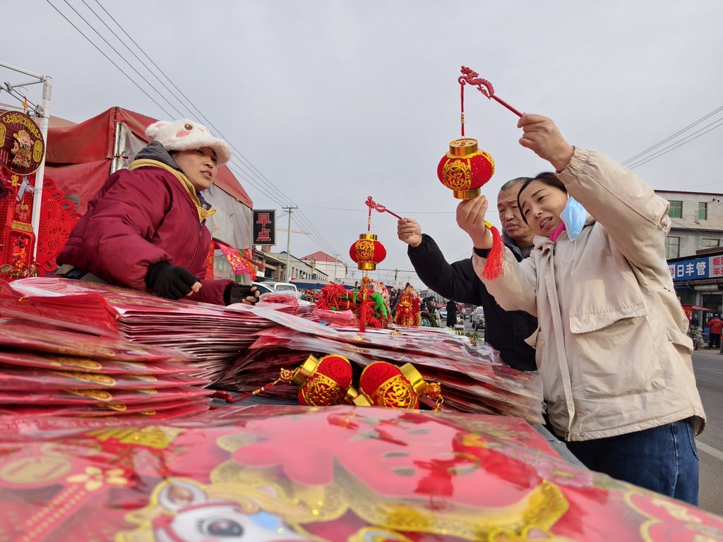 2026年2月9日，顾客在河北省新乐市化皮村集贸市场选购迎春饰品。 (6).jpg